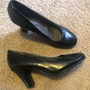 Aerosoles black leather heels